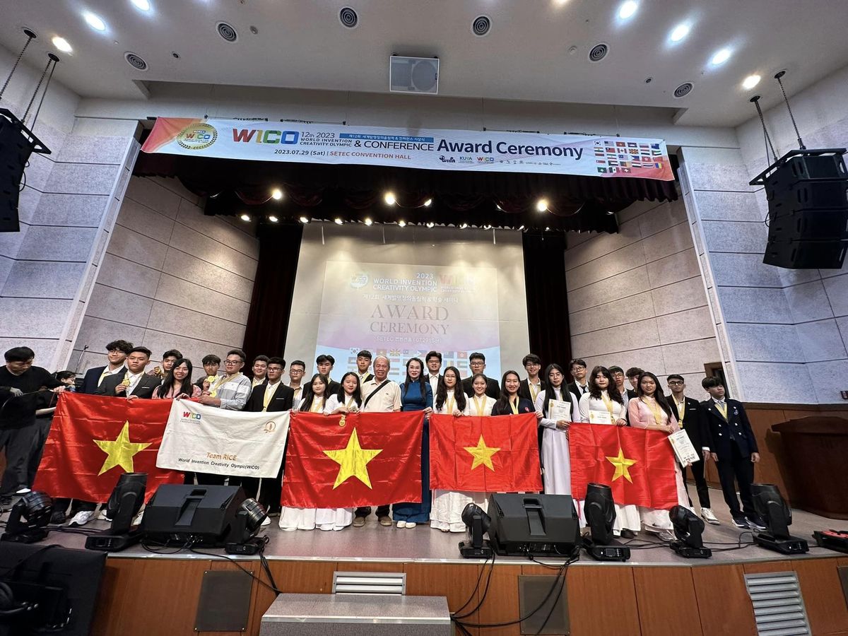 Đoàn Team RICE tại lễ trao giải WICO 2023